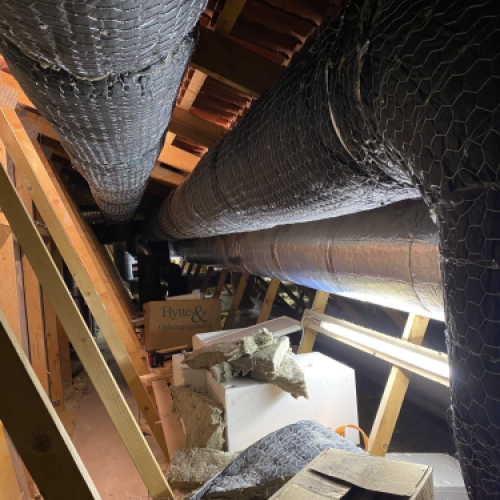 Isolering af ventilationsrør i loftkonstruktion