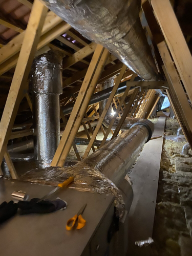 Ventilationsisolering af ventilationsrør på loft